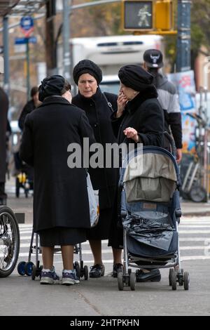 Donne ebree asidiche modestamente vestite hanno una conversazione su Lee Avenue a Williamsburg, Brooklyn, New York City, Foto Stock