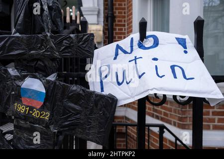 Protesta all'esterno dell'ambasciata russa contro l'invasione russa dell'Ucraina e la guerra in corso il 28th febbraio 2022 a Londra, Regno Unito. Le proteste in tutto il mondo si sono materializzate quando la gente vuole dimostrare il proprio sostegno agli ucraini e al loro paese. Foto Stock