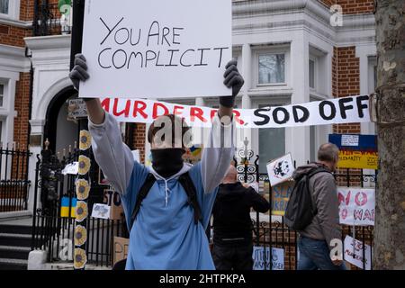 I manifestanti al di fuori dell'ambasciata russa contro l'invasione russa dell'Ucraina e la guerra in corso il 28th febbraio 2022 a Londra, Regno Unito. Le proteste in tutto il mondo si sono materializzate quando la gente vuole dimostrare il proprio sostegno agli ucraini e al loro paese. Foto Stock