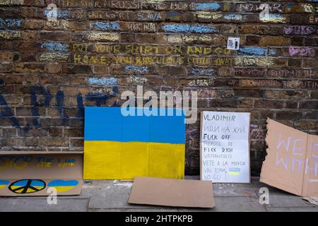 NOTA PER I REDATTORI: L'immagine contiene proteste di profanità al di fuori dell'ambasciata russa contro l'invasione russa dell'Ucraina e la guerra in corso il 28th febbraio 2022 a Londra, Regno Unito. Le proteste in tutto il mondo si sono materializzate quando la gente vuole dimostrare il proprio sostegno agli ucraini e al loro paese. Foto Stock