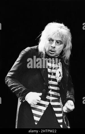 Rowan Atkinson (Luka) nell'ORSO di Chekhov al Teatro Aldwych., Londra WC2 27/09/1988 opere e racconti di Anton Chekhov adattato da Michael Frayn musica: Jeremy Sams design: Mark Thompson illuminazione: Mark Henderson regista: Ronald Eyre Foto Stock