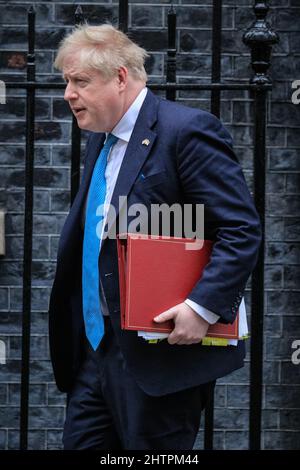 Westminster, Londra, Regno Unito. 02nd Mar 2022. Vadym Prystaiko, ambasciatore dell'Ucraina nel Regno Unito, visita Downing Street e esce insieme al primo ministro britannico Boris Johnson poco prima dell'inizio delle interrogazioni del primo ministro in Parlamento. Credit: Imagplotter/Alamy Live News Foto Stock