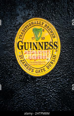 Primo piano sul vecchio cartello Guinness vintage fuori da un bar nel centro di Killarney Foto Stock