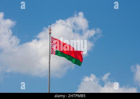 Bandiera della Repubblica di Bielorussia su sfondo di cielo blu e nuvole Foto Stock