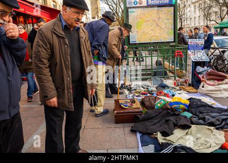 Parigi, Francia, gente di piccola folla, uomini vecchi, media folla di persone, negozi di uomini immigrati, mercato delle pulci in Rue de Belleville, venditori ambulanti di Parigi Foto Stock