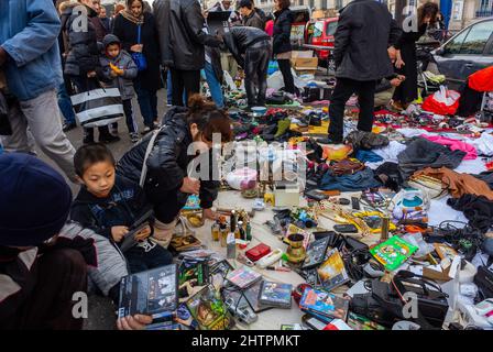 Parigi, Francia, grande folla di persone che fanno shopping, mercato delle pulci in Rue de Belleville, venditori ambulanti, tutte le collezioni di proprietà o offerte dal Venditore, venditore ambulante Foto Stock