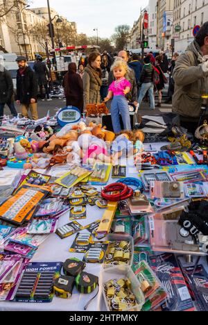 Parigi, Francia, grande folla di persone Shopping, mercato delle pulci in Rue de Belleville, tutte le collezioni possedute o offerte da Vendor, venditori ambulanti di Parigi Foto Stock