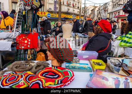 Parigi, Francia, donna africana che vende abbigliamento fatto a mano su strada, gente affollata che fa shopping, mercato delle pulci su Rue de Belleville, venditori ambulanti di Parigi, shopping turismo moda Foto Stock