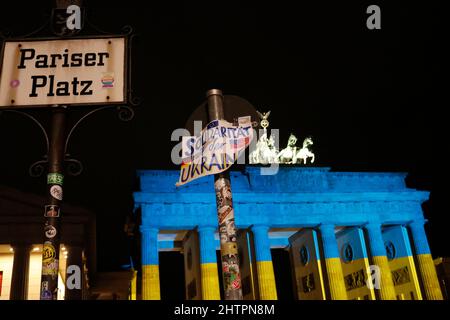 Impressionen - Solidaeritaetsdemonation mit der Ukraine nach dem Einmarsch der russischen Tuppen, das Brandenburger Tor wird als Zeichen der Solid Foto Stock