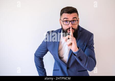 Ritratto di uomo d'affari che vuole il silenzio. Copiare lo spazio sull'immagine per il testo o l'annuncio. Foto Stock