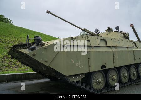 Carri armati monumenti di fronte a Madre Motherland, Kiev, Ucraina Foto Stock