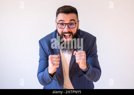 Ritratto di uomo d'affari estatico. Copiare lo spazio sull'immagine per il testo o l'annuncio. Foto Stock