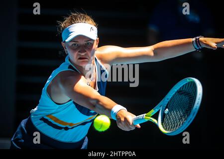 MELBOURNE, AUSTRALIA - GENNAIO 23: Barbora Krejcikova della Repubblica Ceca gioca contro Victoria Azarenka della Bielorussia il giorno 7 dell'OA Australiana 2022 Foto Stock