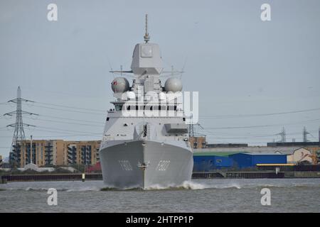 Royal Netherlands Navy Frigate HNLMS Tromp F803 arriva sul Tamigi per trascorrere alcuni giorni a Londra su una scalata portuale Foto Stock