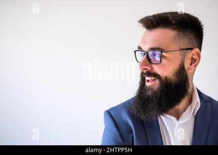 Ritratto di uomo d'affari felice che guarda via e sorridente. Copiare lo spazio sull'immagine per il testo o l'annuncio. Foto Stock