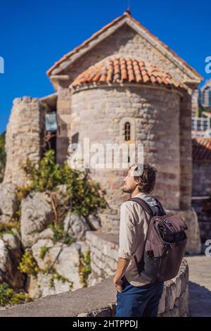 Giovane turista nel centro storico di Budva. Concetto di viaggio verso il Montenegro Foto Stock