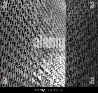 Linee parallele angolate sulla facciata di un edificio dall'architettura moderna. Foto di alta qualità Foto Stock