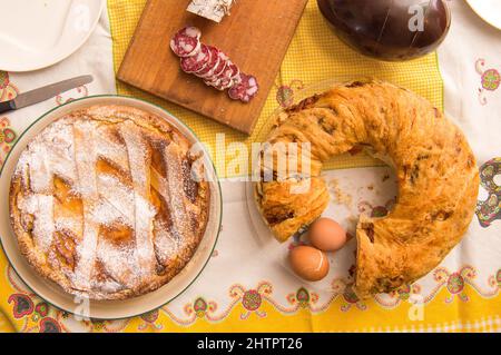 Colazione di Pasqua in Italia con torta Colomba chocolat uovo corallina salame Casatiello da Napoli e torta Pastiera dalla campania Foto Stock