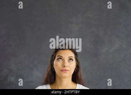 Giovane donna guardare bianco copia spazio pensare Foto Stock