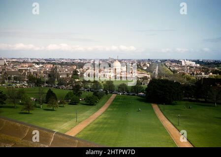 Vista verso la Melbourne Grammar School dal Santuario della memoria, cupola della Congregazione Ebraica di Melbourne, Melbourne, Victoria, Australia, 1956 Foto Stock