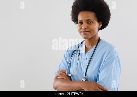 Ritratto di fidato medico americano medio adulto femminile su sfondo bianco, spazio copia Foto Stock
