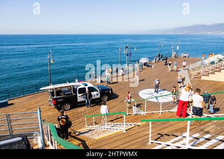 Santa Monica polizia Chevrolet Silverado veicolo ibrido pattuglia alla fine del molo , California, Stati Uniti d'America. USA. Ottobre 2019. Con t Foto Stock