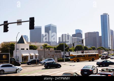 Prendi Wilshire Boulevard e l'incrocio con Santa Monica Boulevard. Negozio Baracci con grattacieli della città. Beverly Hills, Los Angeles, California, Stati Uniti Foto Stock