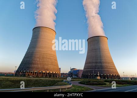 Belleville-sur-Loire, Francia. 28th Feb 2022. Tramonto sulla centrale nucleare di Belleville-sur-Loire in Francia il 28 febbraio 2022. Foto Stock