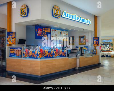 New Hartford, New York - 28 febbraio 2022: Vista interna di Auntie Anne's Franchise a Sangertown Mall. Foto Stock