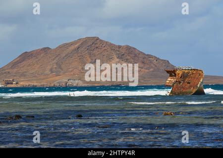 Un naufragio a Baia de Parda, sulla costa orientale dell'isola di SAL, Capo Verde, Africa occidentale. Foto Stock