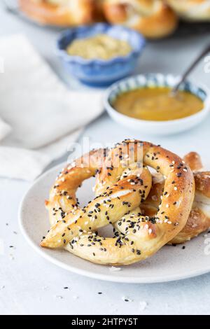 Primo piano di un pretzel tutto condito al forno, pronto per mangiare. Foto Stock