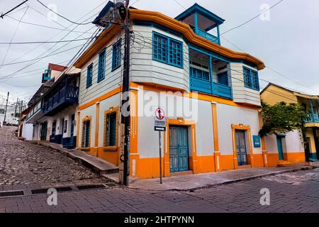 Architettura colorata sull'isola di Flores, Petén, Guatemala Foto Stock