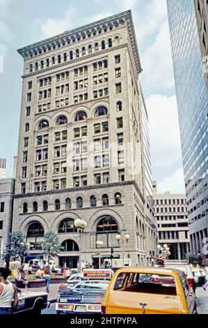 Una vista del 1980 dell'Ames Building, 1 Court Street e Washington Mall nel centro di Boston, Massachusetts, USA. Fu l'edificio più alto di Boston dal suo completamento nel 1893 fino al 1915, quando fu costruita la Custom House Tower. E' considerato il primo grattacielo di Boston. Nel 2007, l'edificio è stato convertito da spazio per uffici in un hotel di lusso. Nel 2020, l'edificio fu acquistato dall'Università Suffolk e convertito in un palazzo di residenza. È la seconda struttura muraria più alta del mondo. Questa immagine proviene da una vecchia trasparenza del colore amatoriale – una foto d'epoca del 1980s. Foto Stock