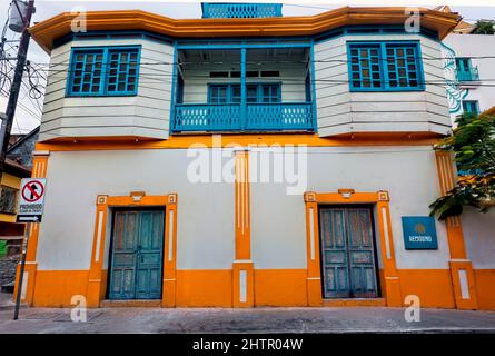 Architettura colorata sull'isola di Flores, Petén, Guatemala Foto Stock