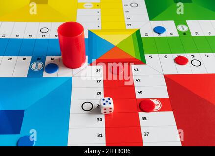 Tabellone classico Parcheesi con gettoni e dadi Foto Stock