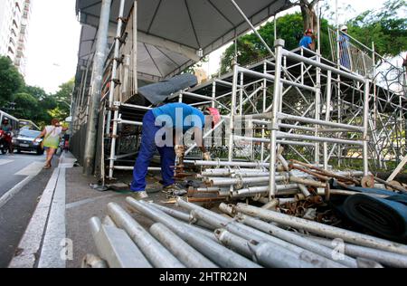 salvador, bahia, brasile - 11 febbraio 2015: Un operaio lavora all'assemblaggio di una struttura di cabina per il carnevale nella città di Salvador. Foto Stock
