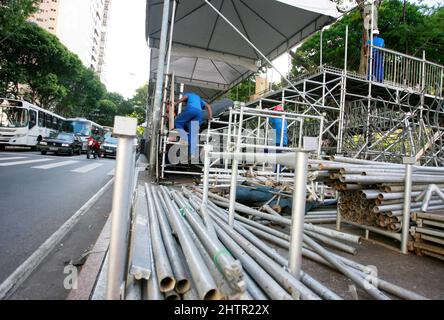 salvador, bahia, brasile - 11 febbraio 2015: Un operaio lavora all'assemblaggio di una struttura di cabina per il carnevale nella città di Salvador. Foto Stock