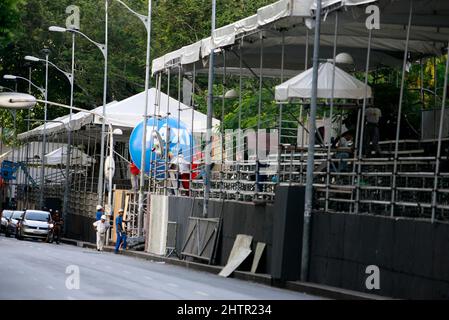 salvador, bahia, brasile - 11 febbraio 2015: Un operaio lavora all'assemblaggio di una struttura di cabina per il carnevale nella città di Salvador. Foto Stock