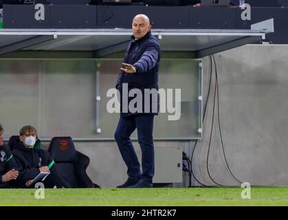 BUDAPEST, UNGHERIA - 1 MARZO: Il capo allenatore Stanislav Cherchesov di Ferencvarosi TC reagisce durante la partita finale della Coppa Ungherese tra Budapest Honved e Ferencvarosi TC alla Bozsik Arena il 1 marzo 2022 a Budapest, Ungheria. Foto Stock