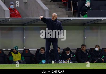 BUDAPEST, UNGHERIA - 1 MARZO: Il capo allenatore Stanislav Cherchesov di Ferencvarosi TC reagisce durante la partita finale della Coppa Ungherese tra Budapest Honved e Ferencvarosi TC alla Bozsik Arena il 1 marzo 2022 a Budapest, Ungheria. Foto Stock