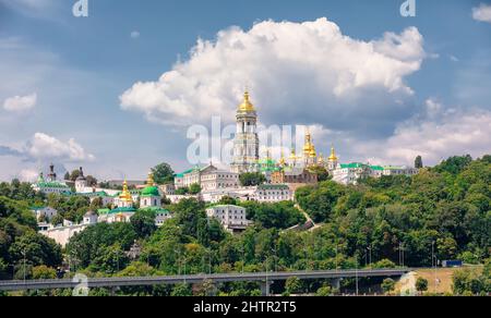 Vista sulla Lavra di Kyiv Pechersk, il Campanile di Lavra Grande e gli edifici monastici correlati, Kyiv. Ucraina Foto Stock