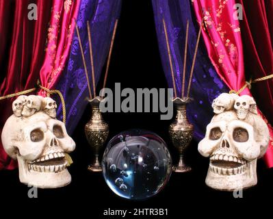 Cranio e sfera di cristallo su sfondo nero Foto Stock