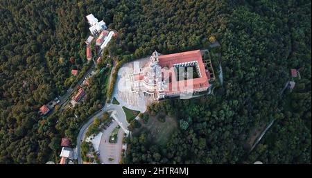 Fotografia aerea con droni della Basilica Superga a Torino, Italia, Europa. Foto Stock