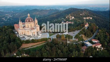 Fotografia aerea con droni della Basilica Superga a Torino, Italia, Europa. Foto Stock