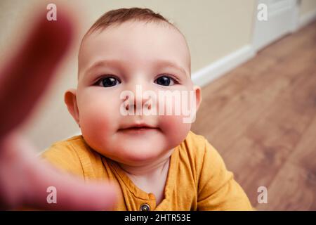 Il bambino del toddler scatta una foto selfie su un telefono cellulare in mano Foto Stock