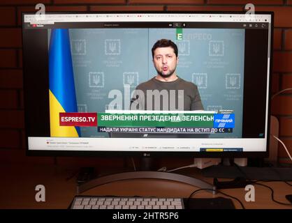 Kiev, Ucraina. 02nd Mar 2022. Il Presidente Volodymyr Zelensky consegna un discorso televisivo urgente alla nazione Ucraina. Accusa la Russia di attaccare Babin Yar, un luogo di sepoltura di massa per gli ebrei morti durante l'Olocausto. Egli sottolinea che l'aggressore sta combattendo una guerra per distruggere l'Ucraina, distruggendo le sue città e villaggi, le infrastrutture civili e commettendo crimini di guerra. (Foto di Igor Golovniov/SOPA Images/Sipa USA) Credit: Sipa USA/Alamy Live News Foto Stock