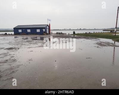 Sheerness, Kent, Regno Unito. 2nd Mar 2022. Tempo britannico: Una giornata bagnata e grigia a Sheerness, Kent. Credit: James Bell/Alamy Live News Foto Stock