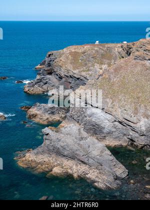 Un camper parcheggiato in cima a una scogliera a Porthcothan Bay Cornwall Regno Unito con vista sul mare in estate. Foto Stock