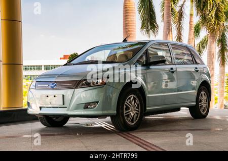 Una prima pre-produzione BYD E6 presso lo stabilimento BYD di Pingshan a Shenzhen, provincia di Guangdong, Cina. Foto Stock