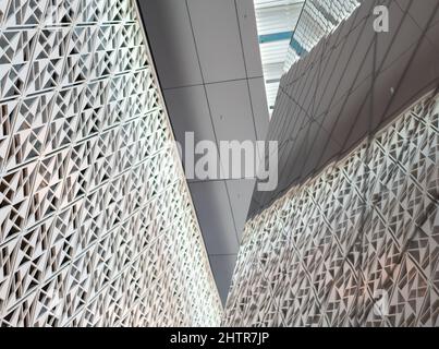 Linee parallele angolate sulla facciata di un edificio dall'architettura moderna. Foto di alta qualità Foto Stock